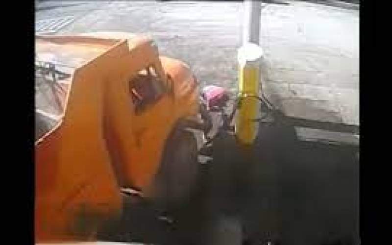 برخورد دردناک کامیون با اپراتور یک پمپ بنزین
