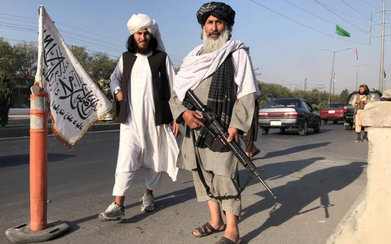 کتک زدن جوانان افغانستانی توسط طالبان بخاطر پوشیدن شلوار جین