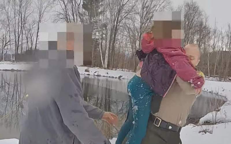 نجات نفس‌گیر دختر سقوط کرده در برکه یخ‌زده