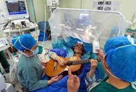 گیتارنوازی بیمار هنگام جراحی تومور مغزی