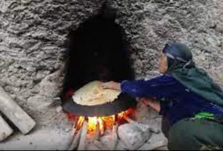 پخت نان محلی به شیوه بانوی مسن عشایر