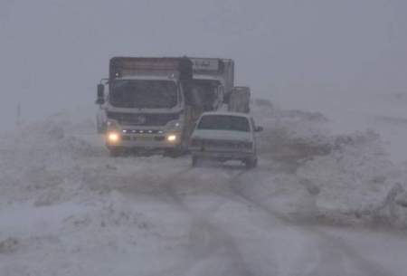 بارش برف جاده‌های مشهد را قفل کرد