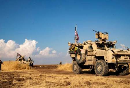 نیروهای آمریکایی در خودروهای زرهی همراه با اعضای کُرد «نیروهای دموکراتیک سوریه»