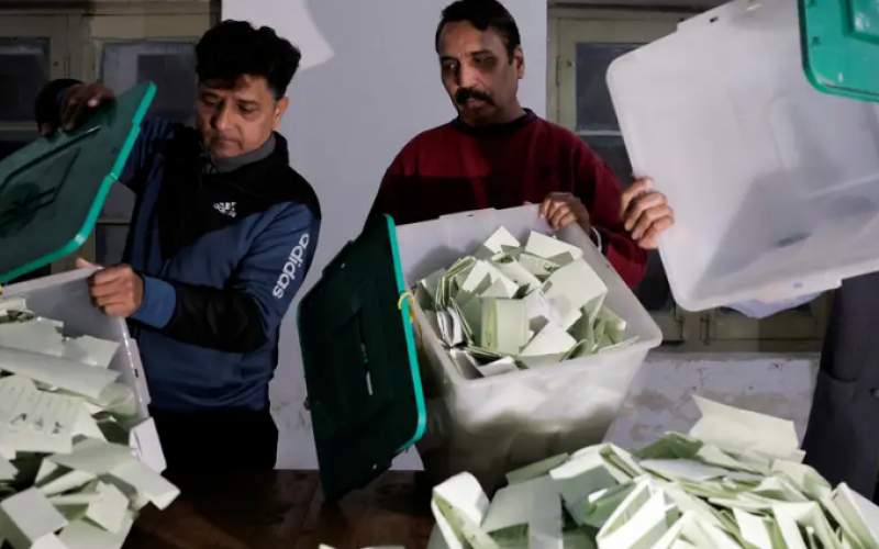 پیشتازی حامیان عمران‌خان در انتخابات پاکستان