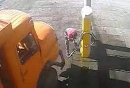 برخورد تکان دهنده کامیون با اپراتور پمپ بنزین