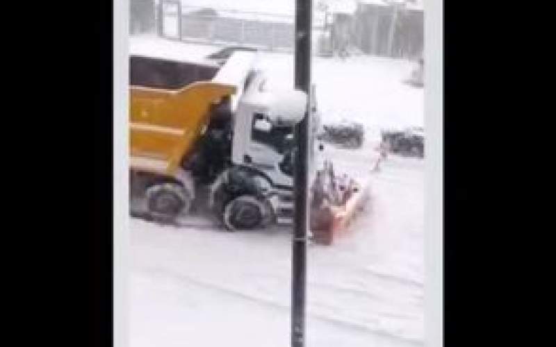 تصادف وحشتناک خودروی برف روب حین کار