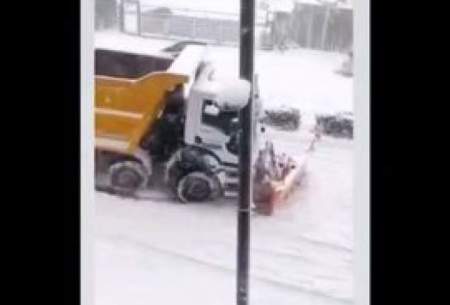 تصادف وحشتناک خودروی برف روب حین کار