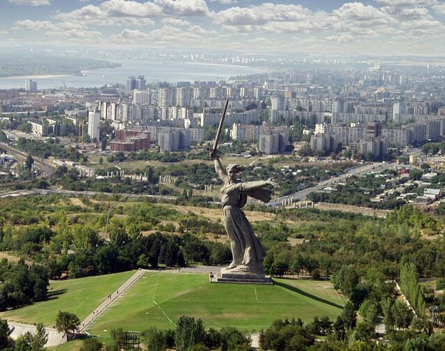 مجسمه ۸۵ متری «ندای سرزمین مادری» در روسیه