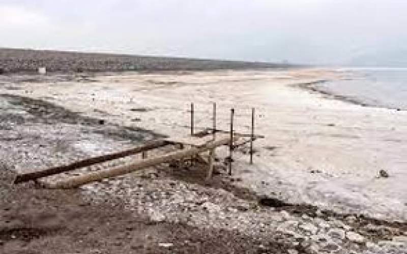 لحظه رها سازی آب یک سد به سمت دریاچه ارومیه