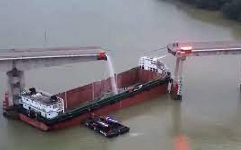 برخورد هولناک کشتی غول‌پیکر به یک پل در چین
