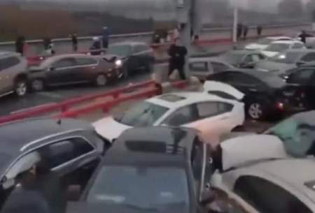 تصادف عجیب بیش از ۱۰۰ خودرو در یک پل هوایی