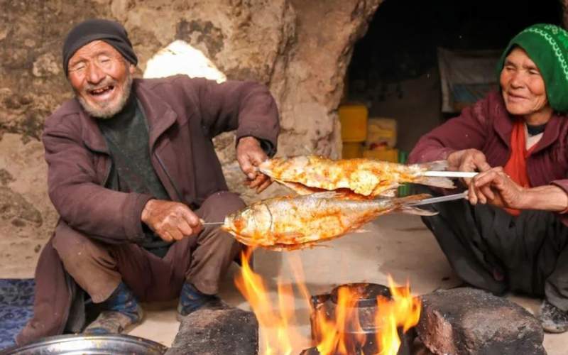 نمایی دیدنی از کباب کردن ماهی روی زغال