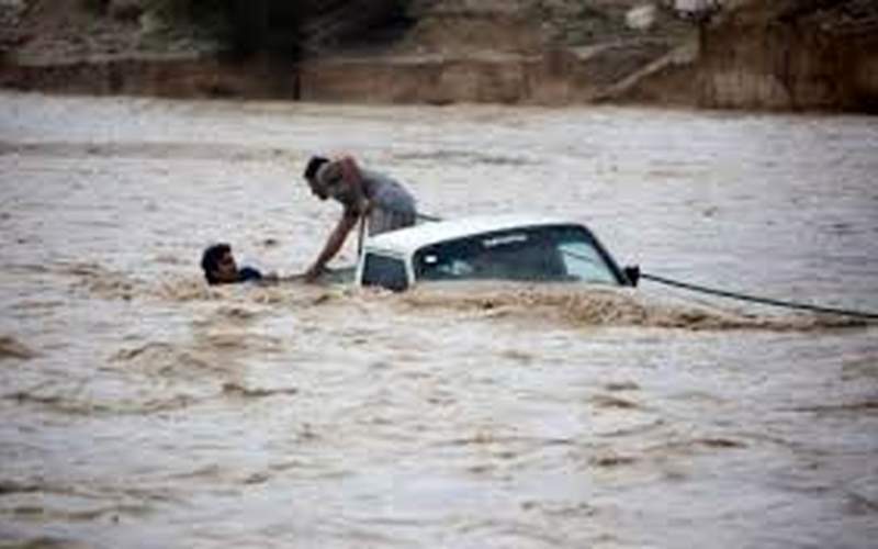 لحظه نجات یک خودرو از سیل در شهرستان دلگان