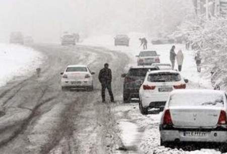 برف سنگین مردم را در این جاده گرفتار کرد