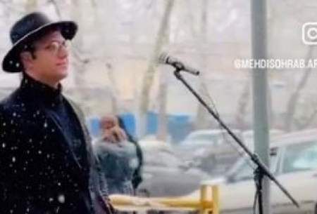 اجرای قشنگ یک خواننده در هوای برفی تجریش