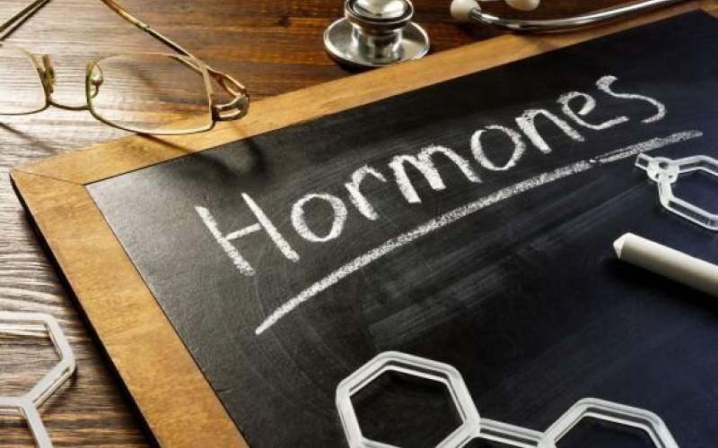 چه عواملی تعادل هورمونی را به هم می‌ریزند؟