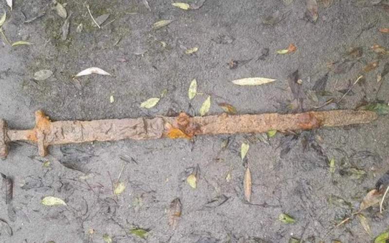 کشف شمشیر هزارساله در رودخانه