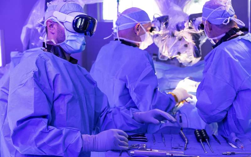 پزشکان بریتانیایی با هدست اپل ویژن پرو یک بیمار را جراحی کردند