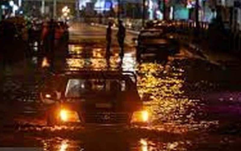 بارش شدید باران خیابان‌های این شهر را زیر آب برد