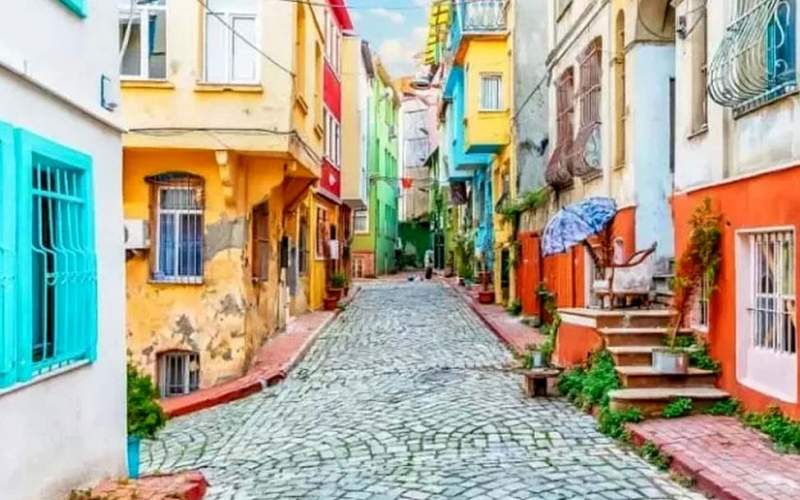 محله‌ای قدیمی و رنگارنگ در قلب استانبول