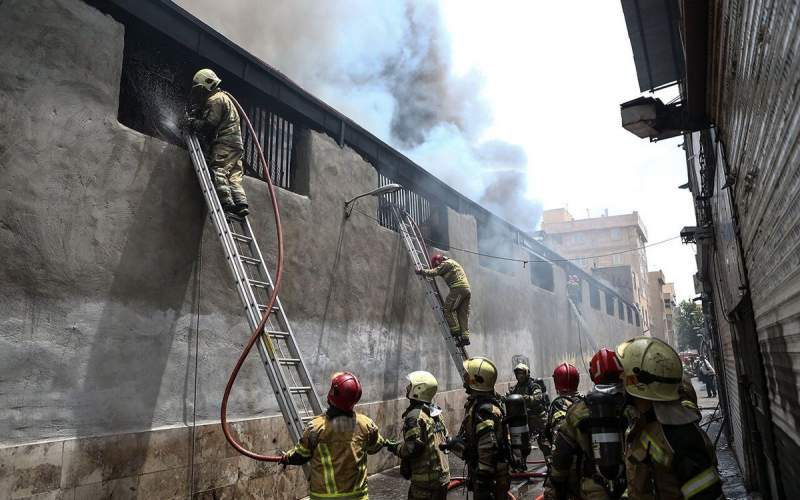 آتش‌سوزی در یک انبار مواد غذایی در تهران