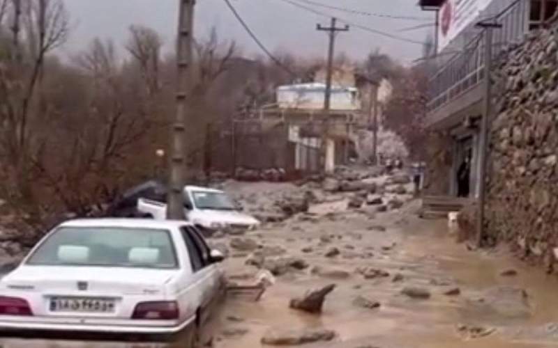 سیلاب وحشتناک در یزد خودروها را با خود برد