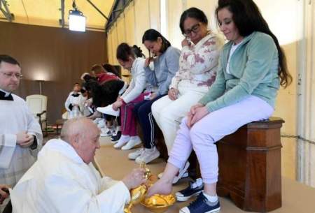 پاپ پای ۱۲زن زندانی را شست و بوسید/عکس