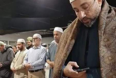 استفاده از موبایل وسط نماز توسط امام جماعت!