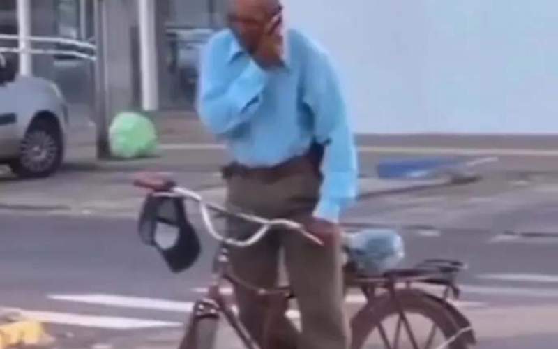 ژست بامزه یک پیرمرد بر روی دوچرخه سوژه شد