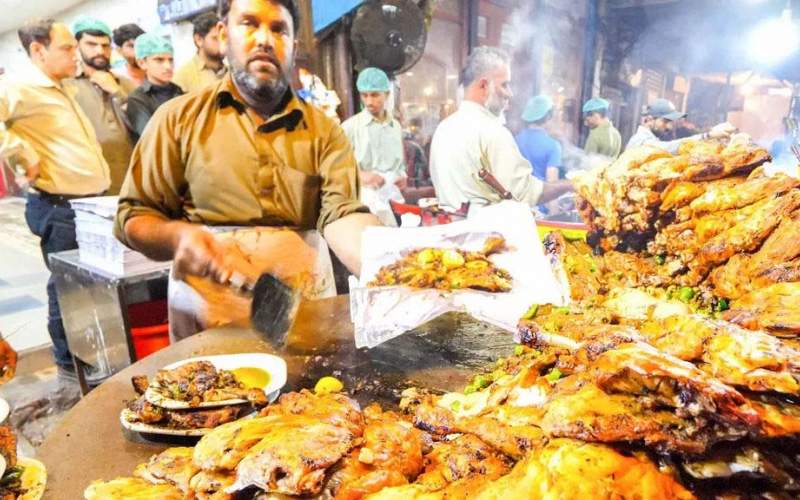 مرغ تند سرخ شده غذای خیابانی در  پاکستان