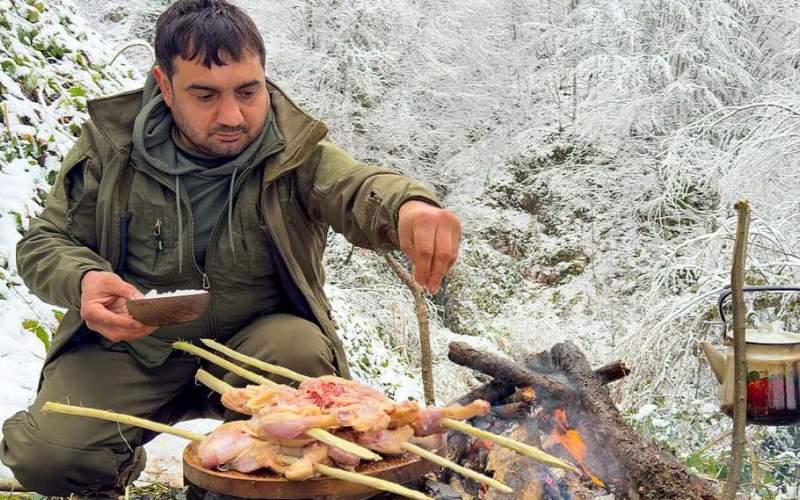 نمایی دیدنی از تهیه جوجه کباب در کوهستان