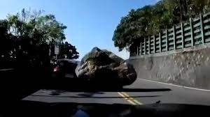 برخورد سنگ سقوط کرده از کوه به یک خودرو