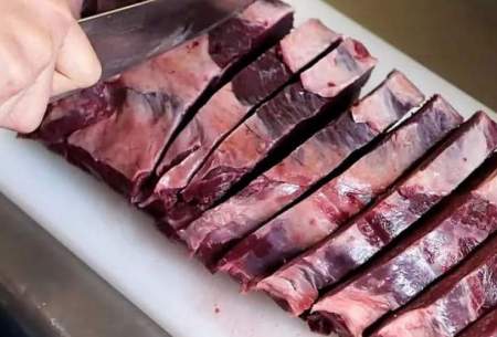 استیک و ژامبون گوشت‌خرس غذای خیابانی ژاپن