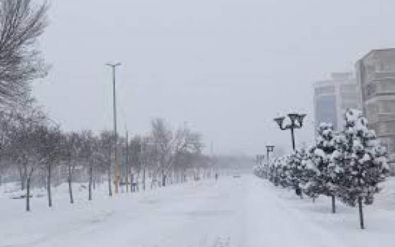 بارش برف بهاری در اردبیل جاده‌ها را محو کرد