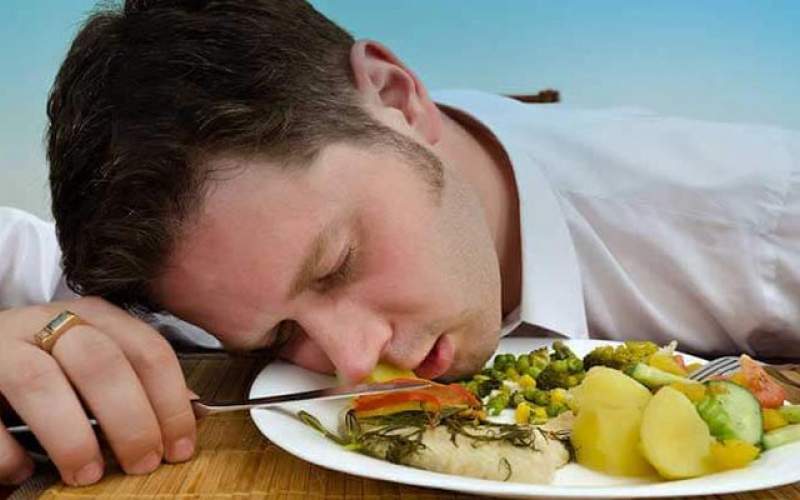 چرا پس از غذا خوردن احساس خواب‌آلودگی می‌کنیم؟