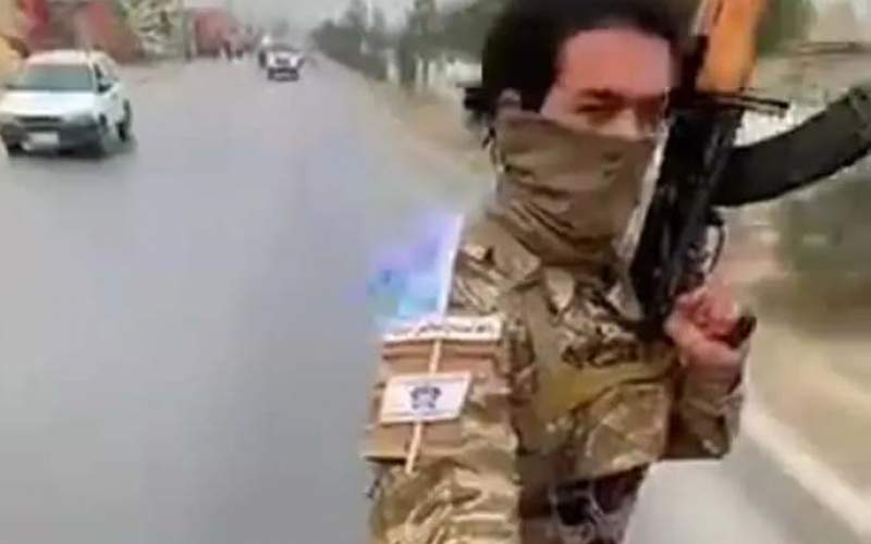 شمایل عجیب و غریب پلیس‌های طالبان در خیابان