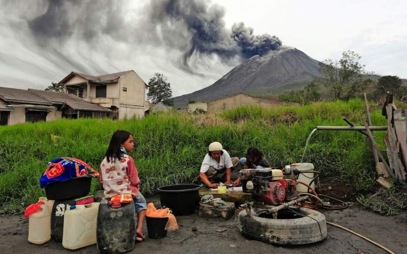 فوران آتشفشان اندونزی صد‌ها نفر را فراری داد