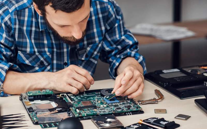تعمیرات لپتاپ: مهارت‌ های فنی برای رفع مشکلات سخت افزاری و نرم‌ افزاری