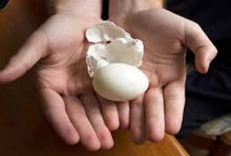 سریع‌ترین روش پوست کندن تخم مرغ آب پز