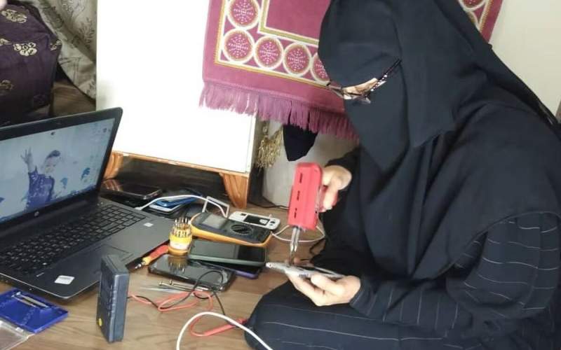 تبدیل زنان یمنی  به تکنسین گوشی 