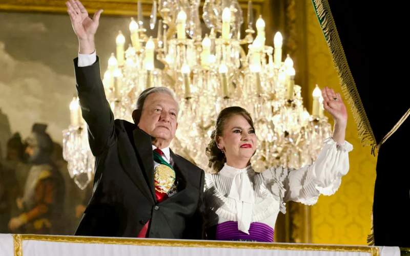 بئاتریس گوتیرز مولر به همراه همسرش اندرس مانوئل لوپز اوبرادور رئیس‌جمهور مکزیک