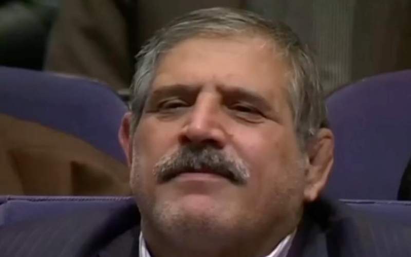 خنده‌های زیرپوستی عباس جدیدی هنگام سخنرانی علیرضا دبیر