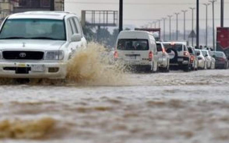 لحظات نفس‌گیر نجات ۴ مرد از سیلاب عربستان