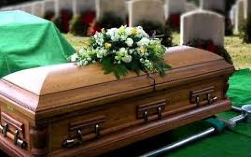 لحظه دلهره‌آور ریزش قبر در هنگام تشییع جنازه