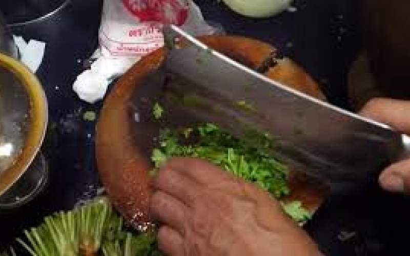 سرخ کردن 1000 ماهی به سبک آشپز بانکوکی