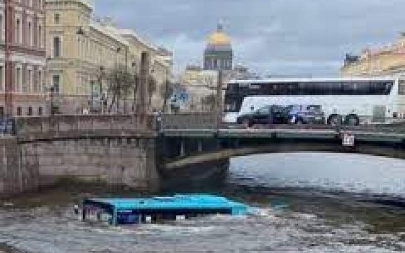 لحظه سقوط اتوبوس مسافربری به داخل رودخانه