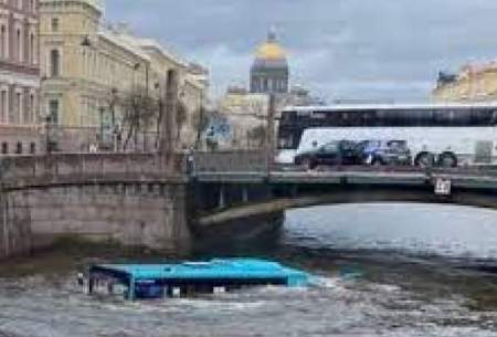 لحظه سقوط اتوبوس مسافربری به داخل رودخانه