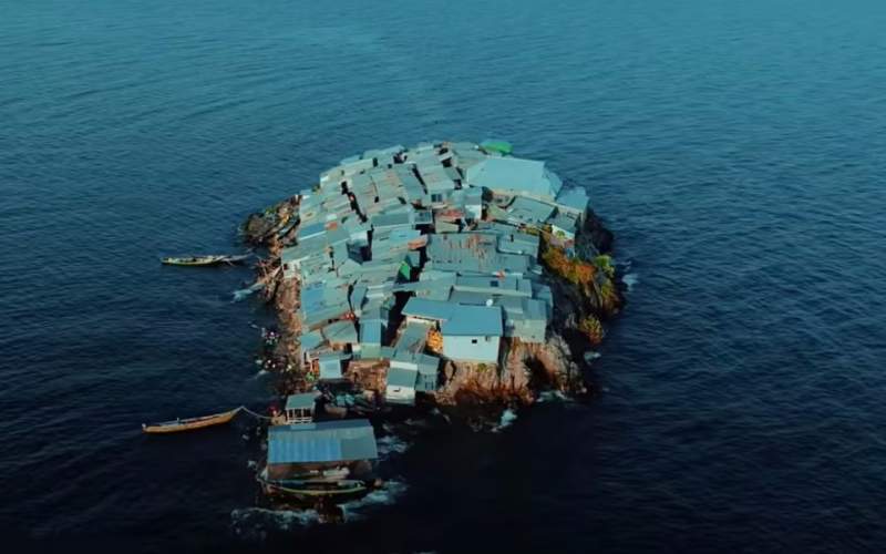 پرازدحام‌ترین جزیره دنیا کوچک‌تر از زمین فوتبال