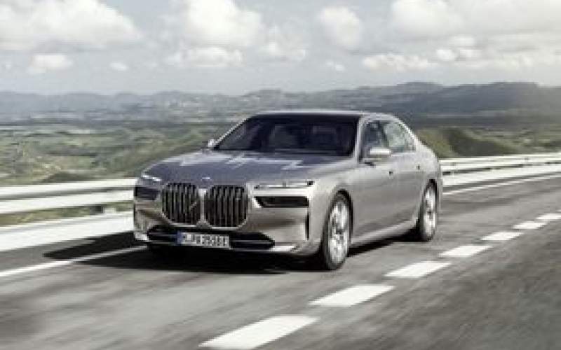 حالت یک BMW لوکس بعد از تصادف در پیاده‌رو