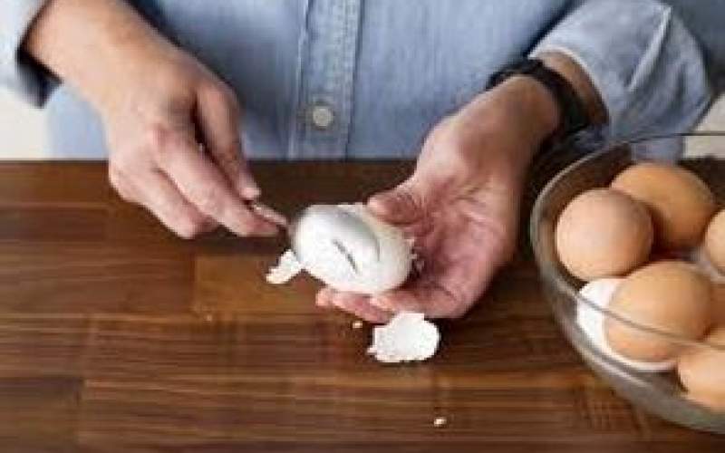 سریع‌ترین روش جدا کردن پوست تخم مرغِ آب‌پز
